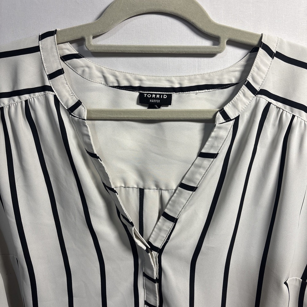 Torrid 3 Harper Georgette Flutter Sleeve Pullover Blouse Black White Stripes - Picture 4 of 10